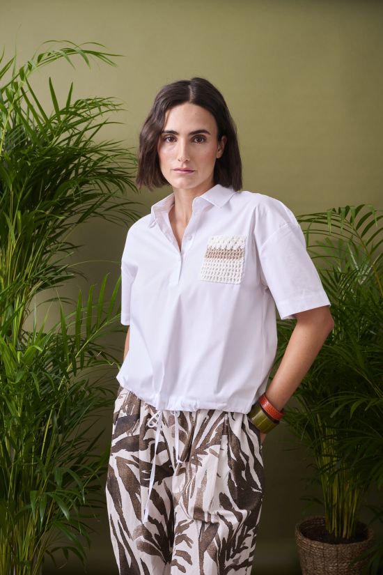 Bluse mit gestickter Tasche